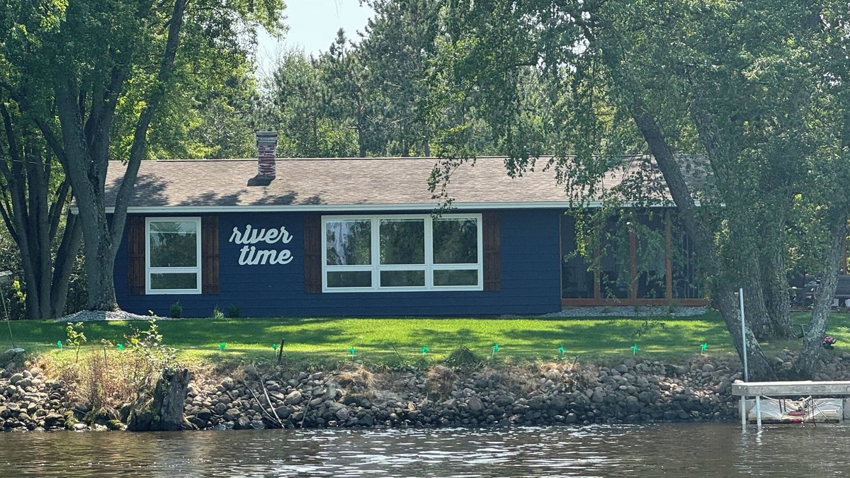 Stevens Point Cottage | Charming cottage nestled on the banks of the Wis River for next family vacation
