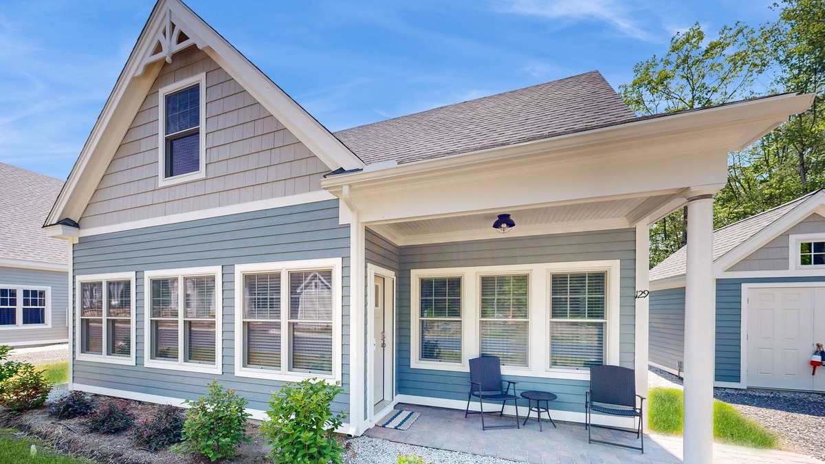 Arundel Cottage | Charming cottage on a preserve with fireplace, WiFi, W/D, pool, gym, & game room