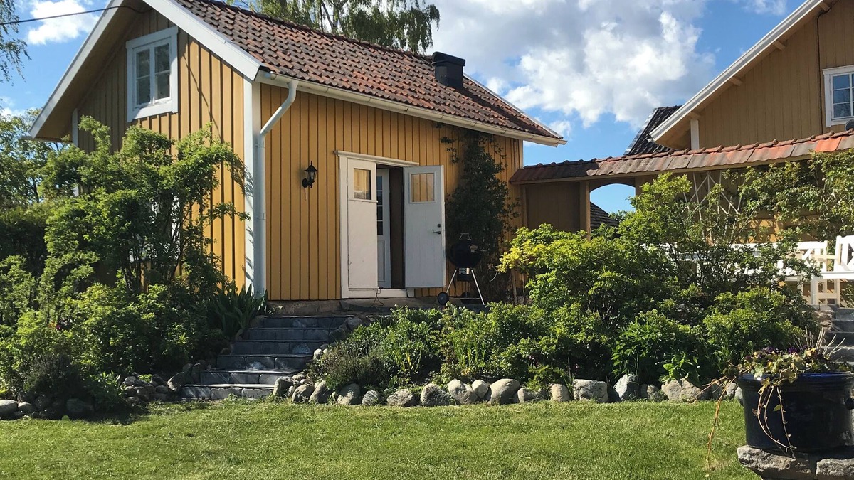 Holo Cabin | Charming cottage on horse farm with lake and sauna