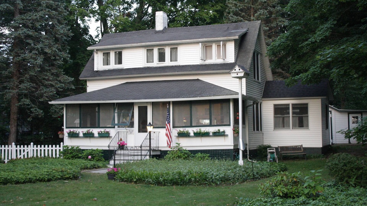 Douglas Cottage | Charming Cottage on Lakeshore Drive