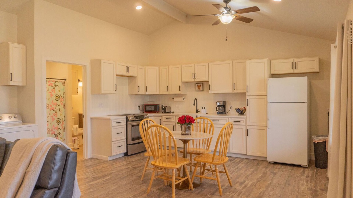 Lubbock House | Charming cottage on one acre 10 min from universities and hospitals