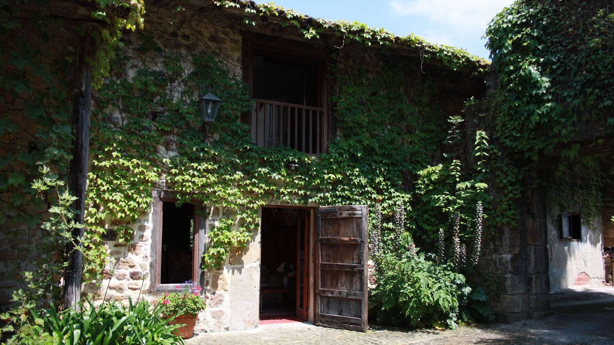 Treceno Cottage | Charming cottage on Palacio de Hualle estate, minutes to beaches, near Comillas