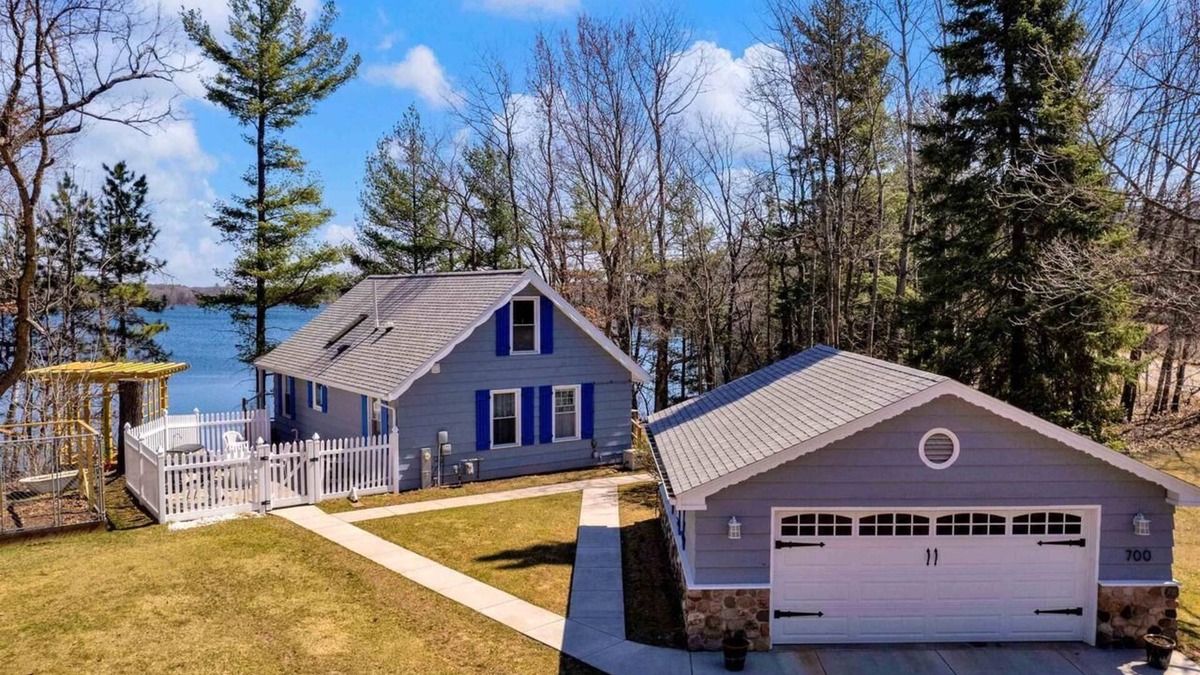 Hancock Cottage | Charming Cottage on Pine Lake w/Incredible Views!