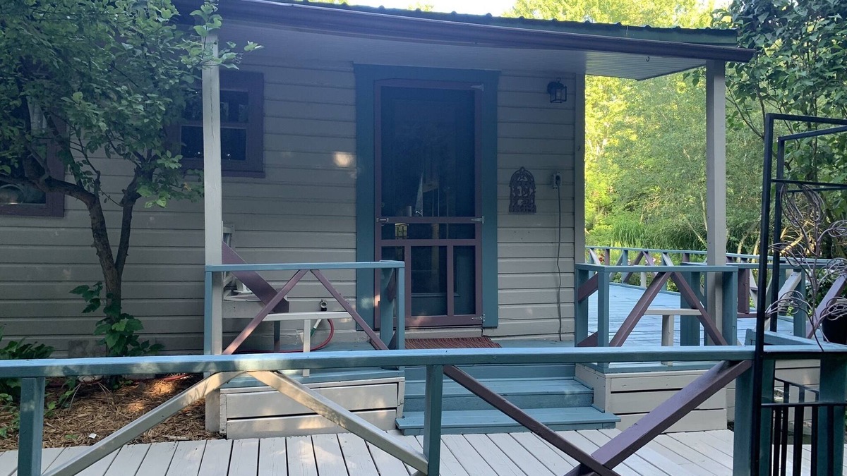 Brimfield Cottage | Charming cottage on private lake