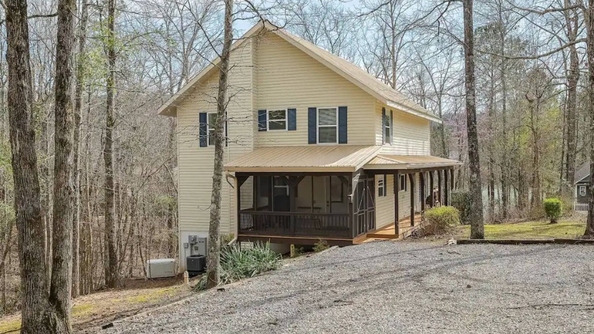 Houston Cottage | Charming cottage on Smith Lake with private dock.