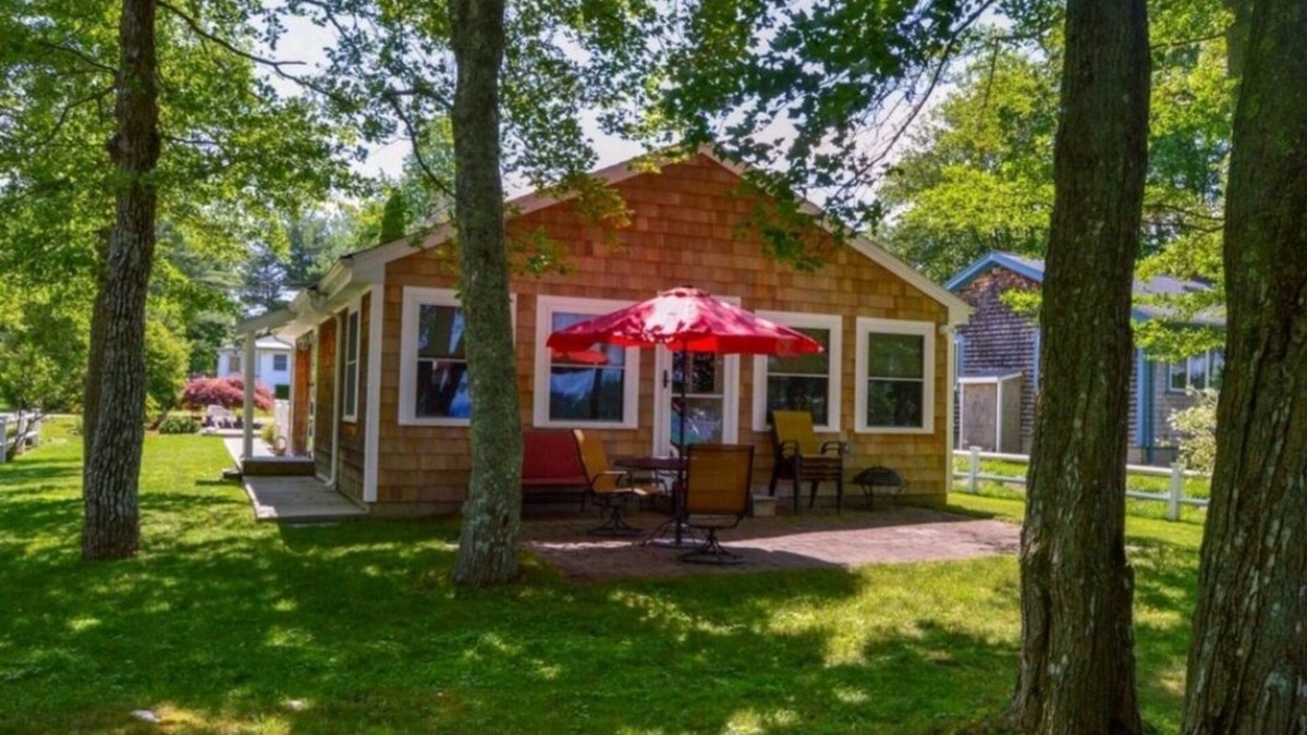 Lakeville Cottage | Charming cottage on the water with beautiful views