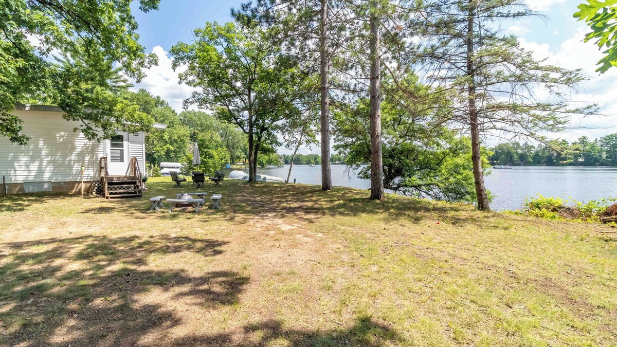 Friendship Cottage | CHARMING COTTAGE ON ROCHE-A-CRI LAKE WITH PRIVATE PIER AND BEACH - PET FRIENDLY