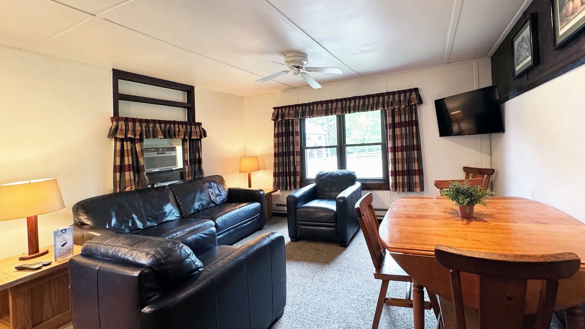 Reeders Cottage | Charming Cottage on Private Resort in the Poconos