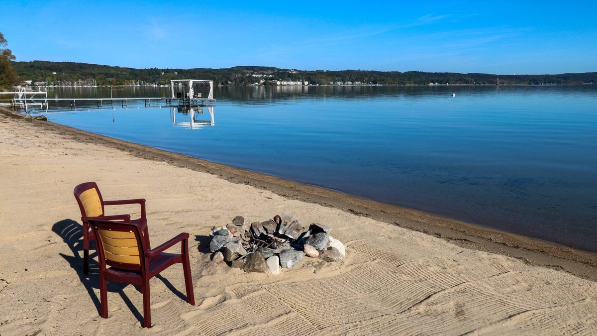 Suttons Bay House | Charming Cottage on Suttons Bay - Pet Friendly