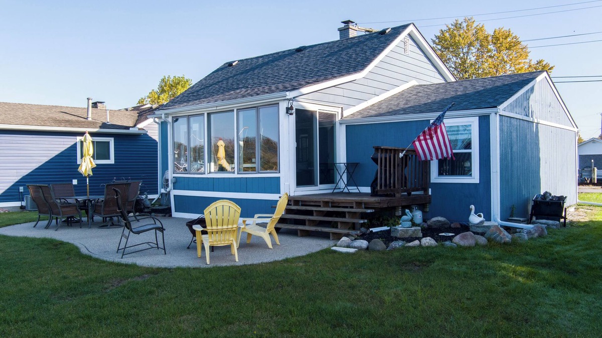 Fair Haven Cottage | Charming cottage right on the canals of Lake St. Clair!