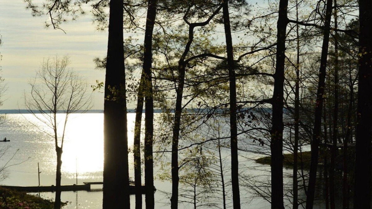Negreet House | Charming Cottage Snuggled in Main Lake Cove with Perfect Location and Views