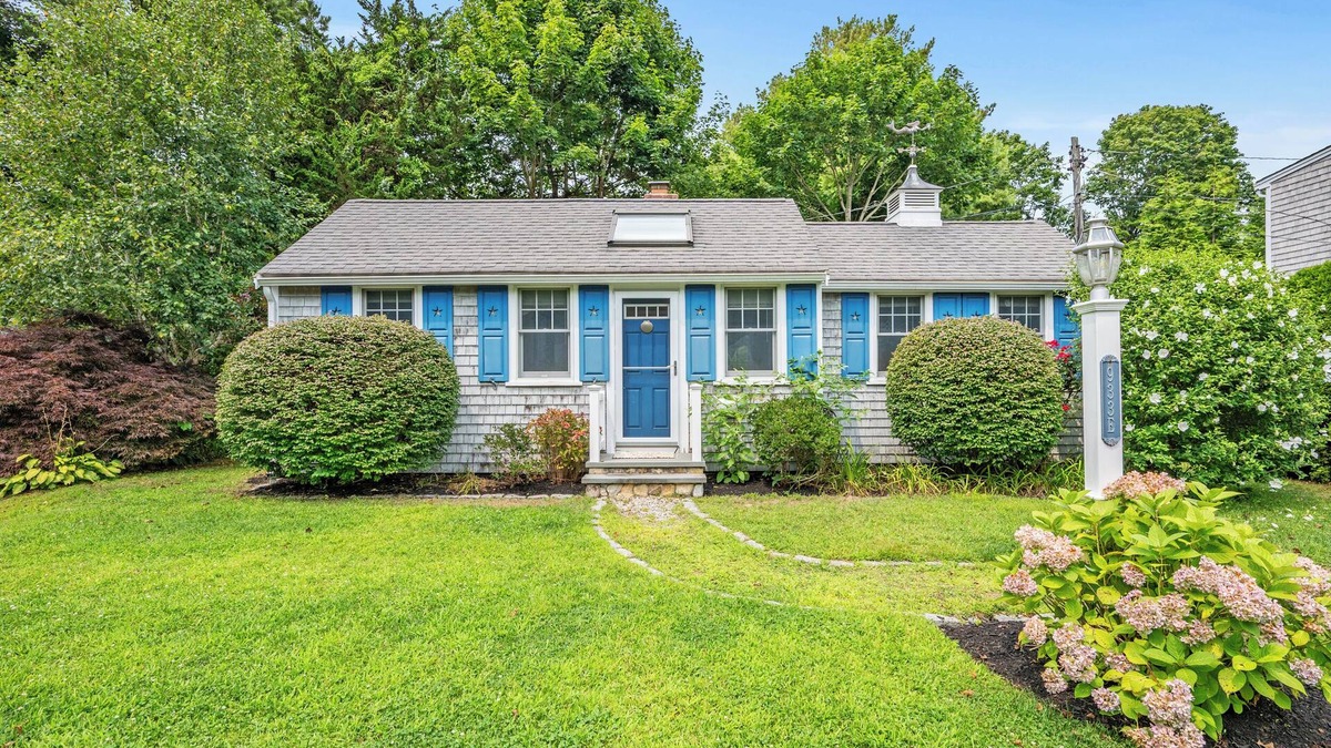 Osterville Cottage | Charming cottage steps to Osterville village. Near Dowses beach. RPMS094