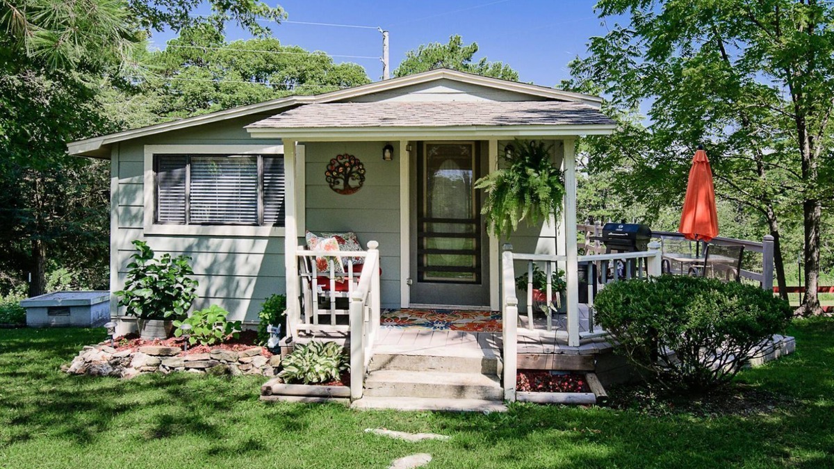 Eureka Springs Cottage | Charming cottage for two in a country setting but close to downtown.