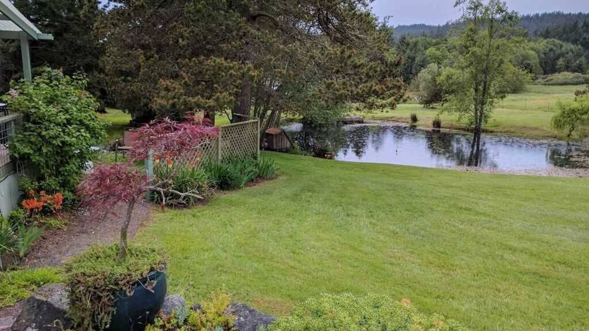 Friday Harbor Cottage | Charming Cottage Overlooking Beautiful Pond