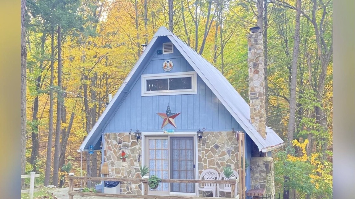 Calvin Cottage | Charming Cottage in the Woods, 5 min to EBT Railroad or Relax & Bird Watch