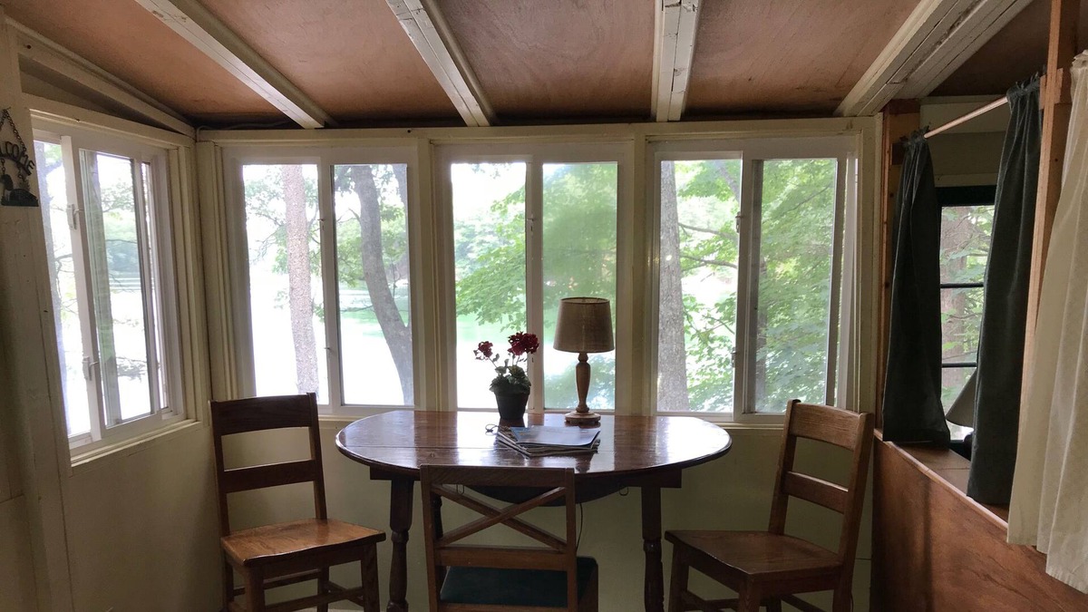 Mayfield Cabin | Charming Cottage on beautiful Lake Arbutus now with air conditioning!