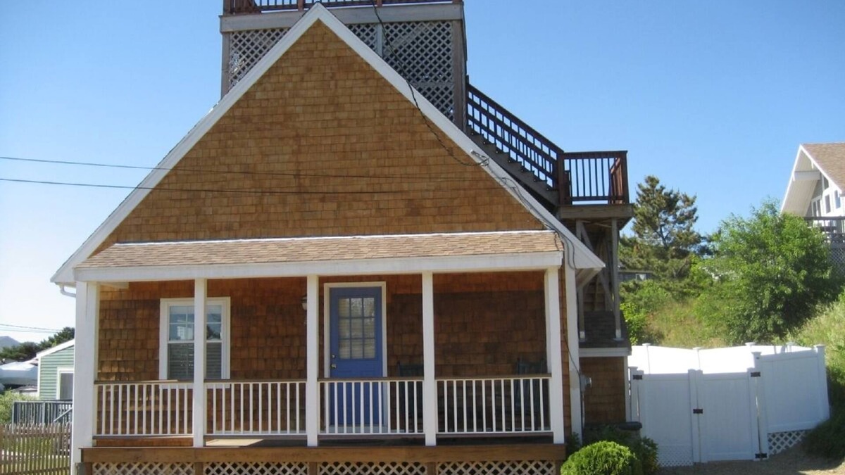 Newbury House | Charming Cottage w/Panoramic Roof-top Views! August 30 Week Available!