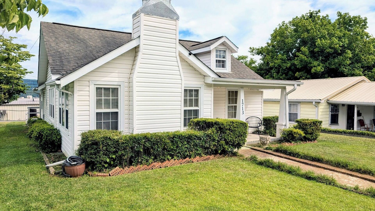 Guntersville Cottage | Charming cottage with 3 bed, 2 bath, and amenities in enchanting Guntersville.