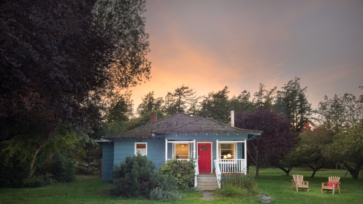 Eastsound Cottage | Charming Cottage, Walk to Shops, Dining & Public Beach, Pastoral Acre Location