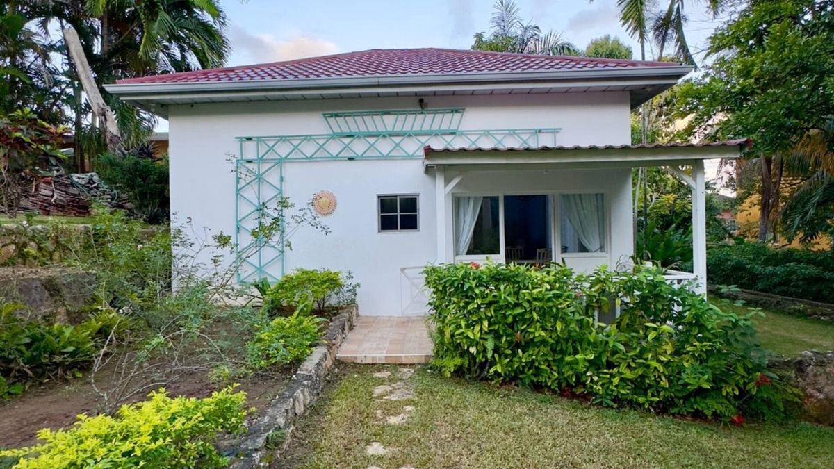 Reading Cottage | Charming cottage with WiFi and AC in beautiful Reading with pool and Ocean view.