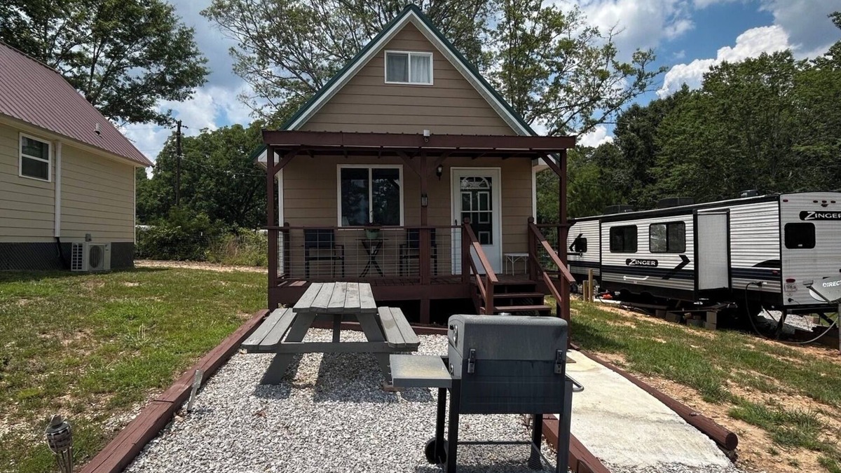 Five Points Cottage | Charming cottage with AC, Pet-friendly, 4 guests, 3 miles from West Point Laken