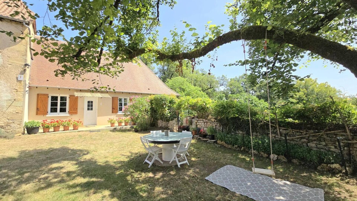 Tourtoirac Cottage | Charming cottage with fireplace in Dordogne