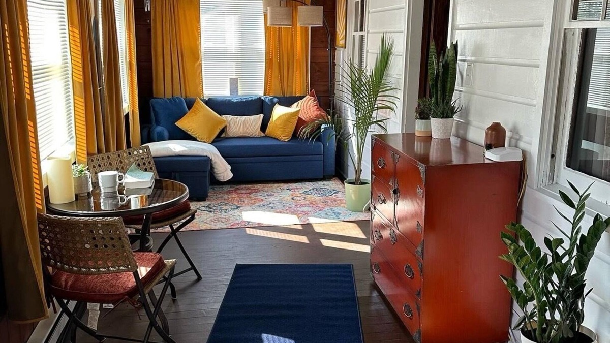 Mount Marion House | Charming cottage with lake access, wood burning fire place, and WiFi