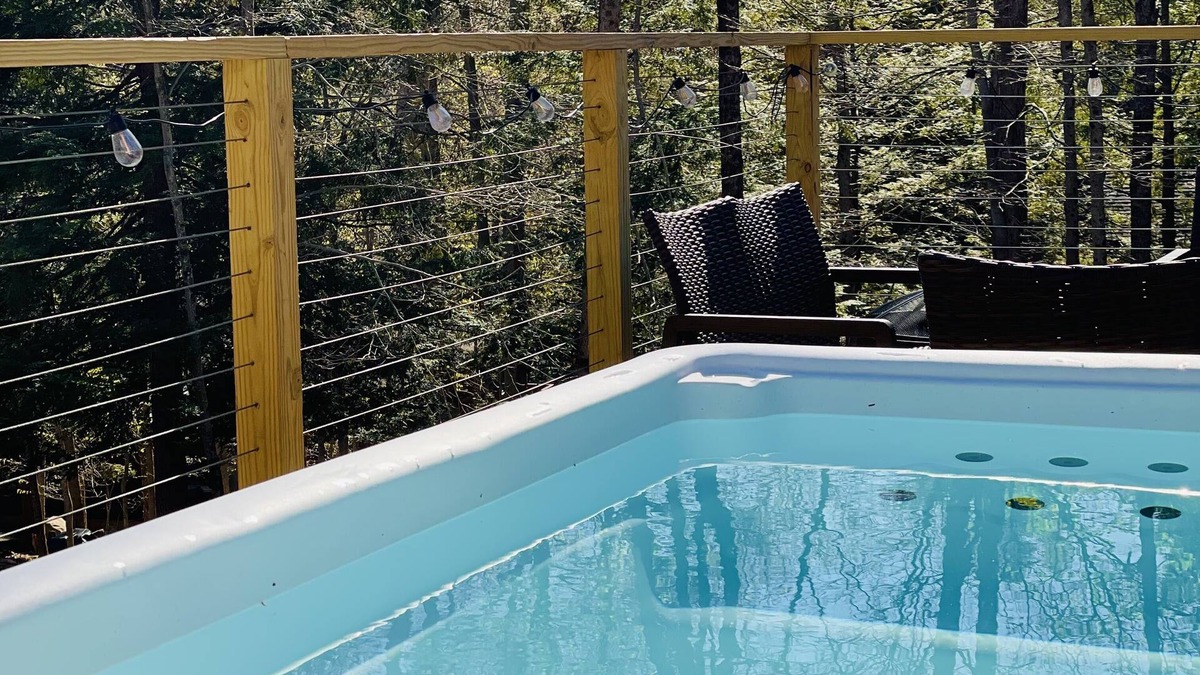 Smallwood Cottage | Charming Cottage with Jacuzzi, Fire Pit and Access to Nearby Lakes!