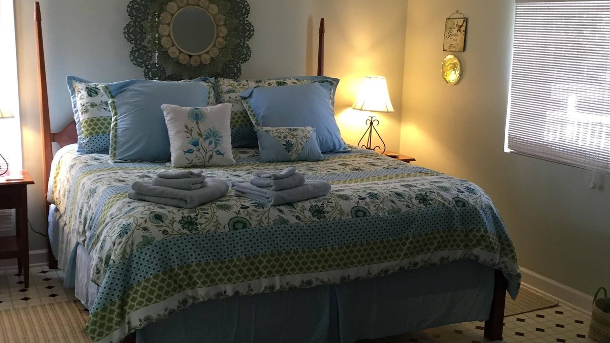 Roanoke Cottage | Charming Cottage With City Comfort