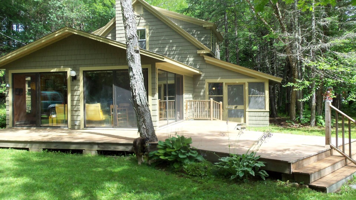 Weld House | Charming Cottage with Deck and Lakefront
