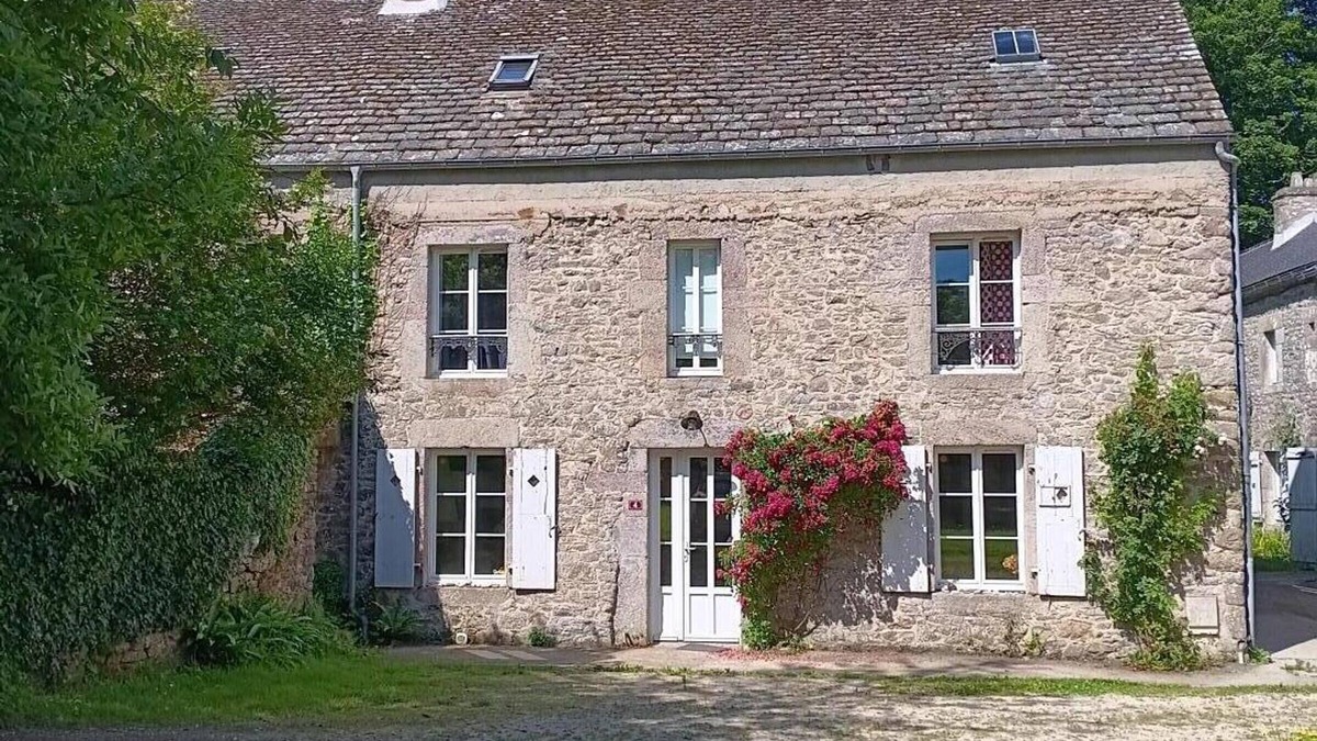 Eculleville Cottage | Charming Cottage with Patio, BBQ, WiFi & Scenic Views in La Hague