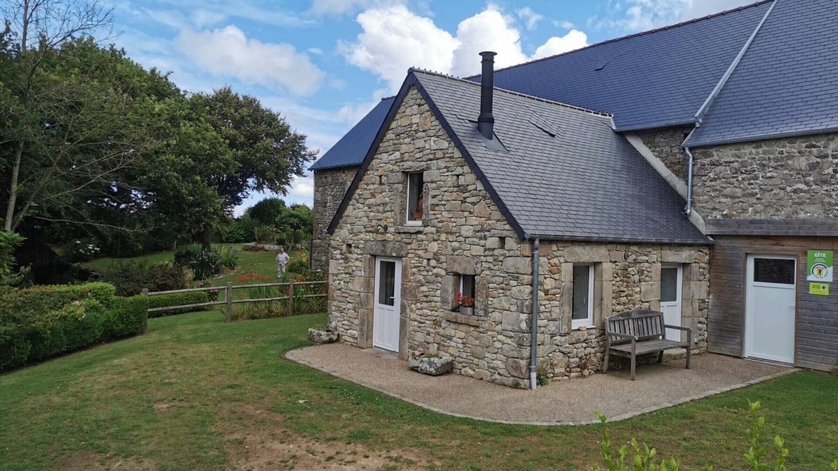 Sainte-Croix-Hague Cottage | Charming Cottage with Garden, Near the Beach, WiFi, and Family-Friendly Amenities