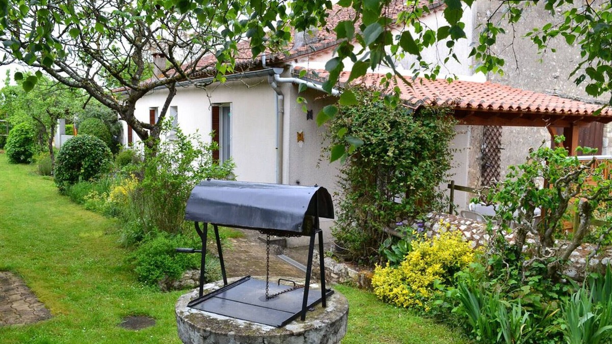 Vouthon Cottage | Charming Cottage with Garden, Children's Play Area, Electric Vehicle Charging Nearby