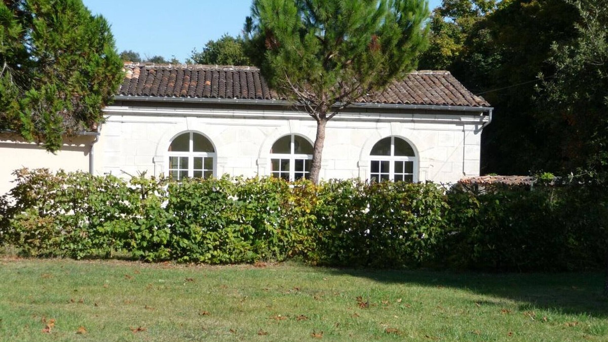 Cognac Cottage | Charming Cottage with Private Gardens, Baby Gear, Near Cognac
