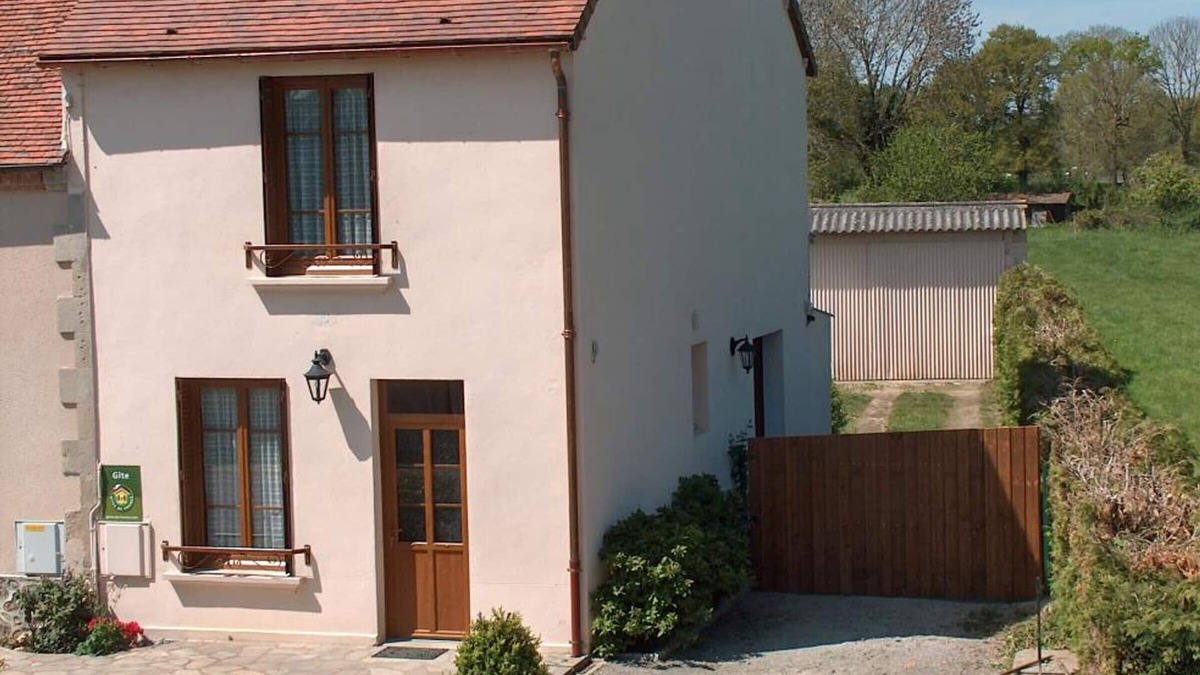 Target Cottage | Charming Cottage with Shared Pool, Garden, and Modern Amenities in Tranquil Village Setting