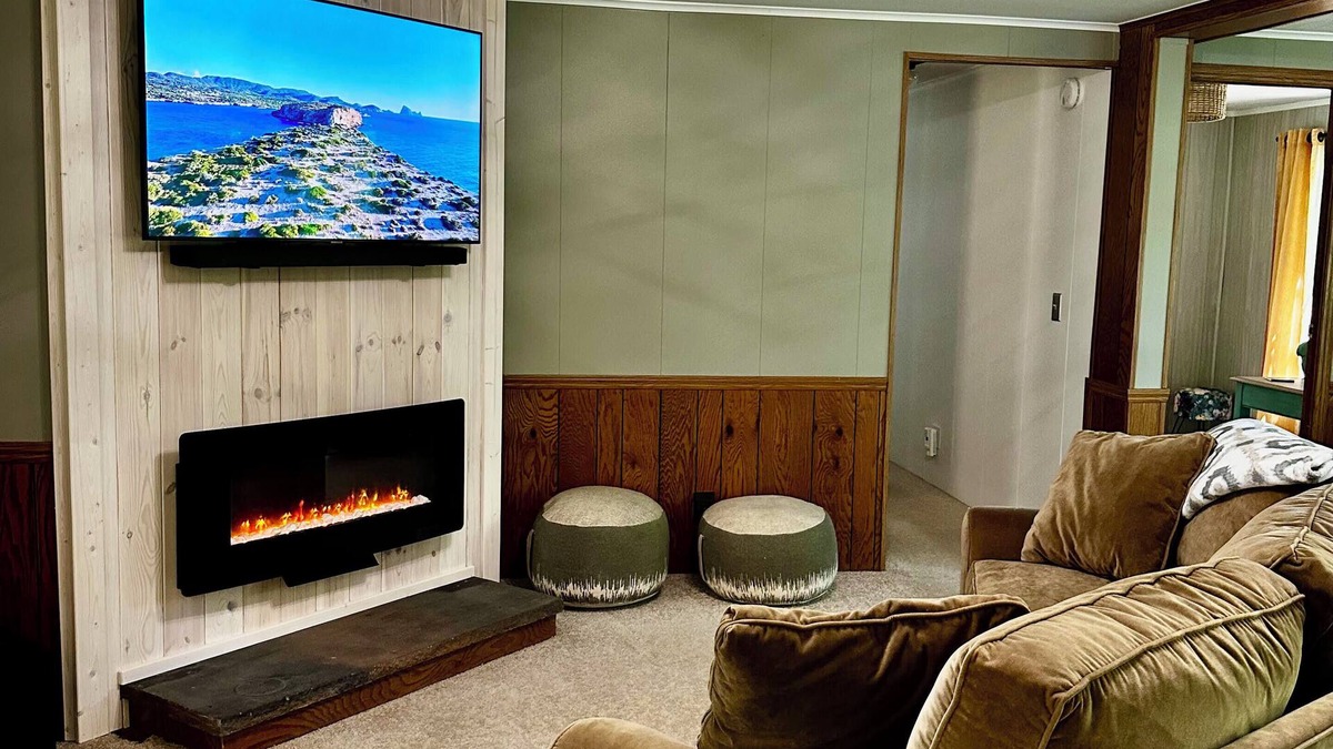 Marshall Cottage | Charming cottage with hot tub & wonderful views on Wilder Creek & Starlink WiFi