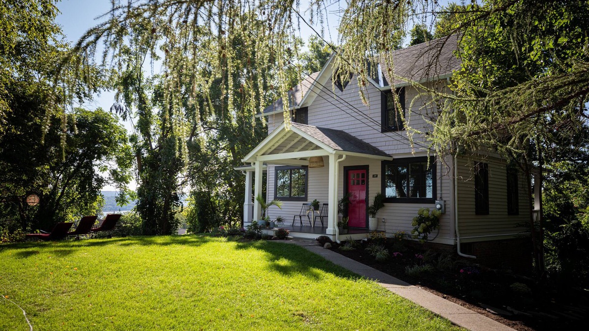 Port Ewen Cottage | Charming Cottage with Expansive Hudson River Views
