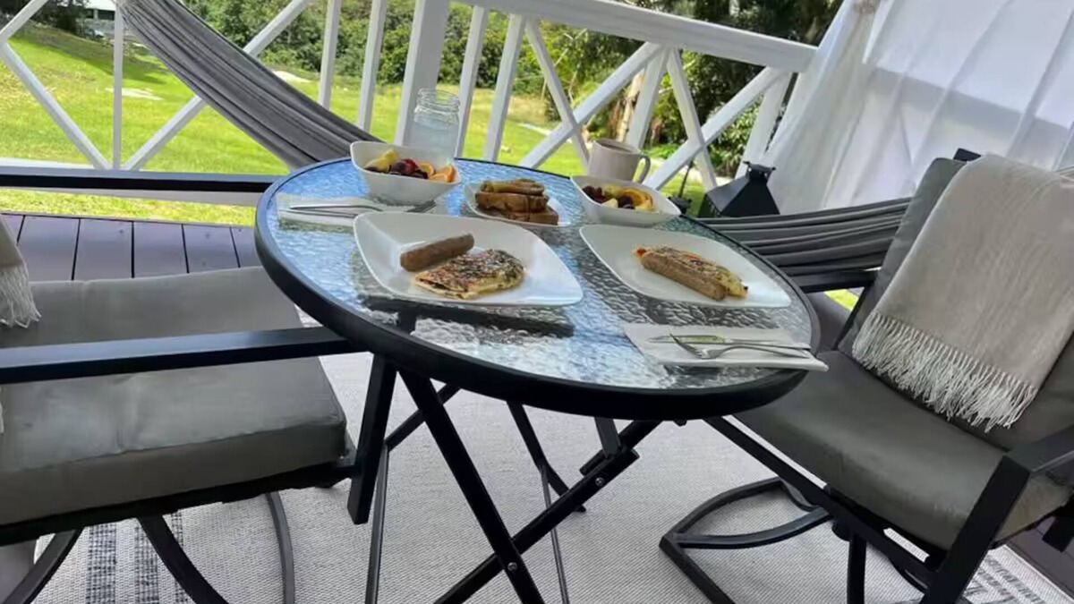 Christie Cottage | Charming cottage with WiFi and AC in adorable Blunts