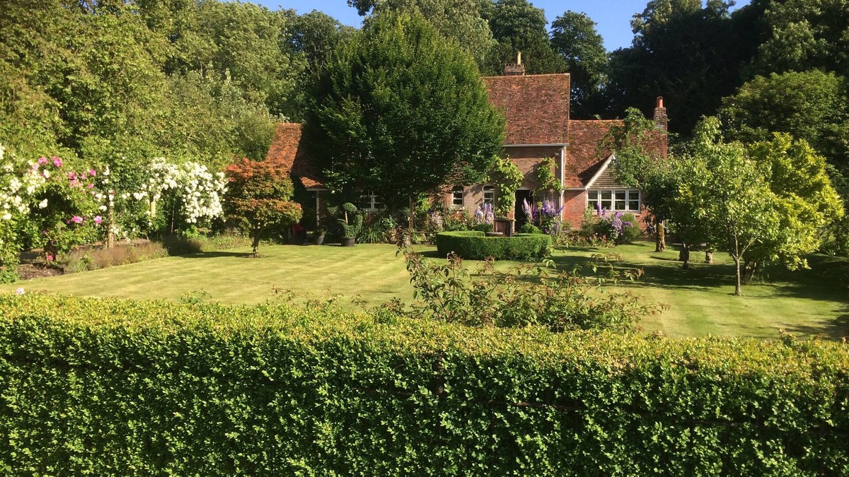 Wimborne Saint Giles House | Charming country cottage in a very quiet village in Dorset. 5 double bedrooms.