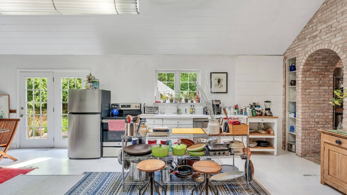 Sagaponack House | Charming Country Cottage, Large Pool, Close to Trails and Vineyards