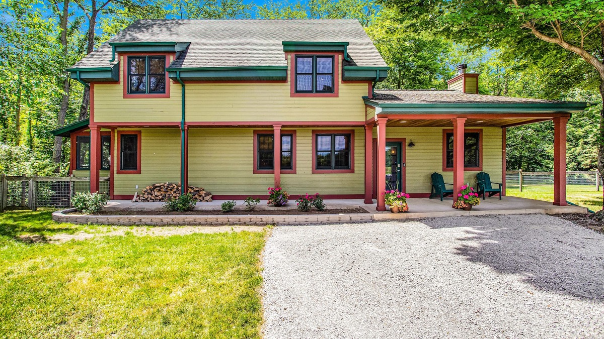 Three Oaks Cottage | Charming country cottage with screened porch, large yard, fireplace, & WiFi