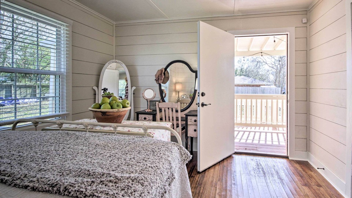 Tomball Cottage | Charming Country Cottage, Walk to Main Street!