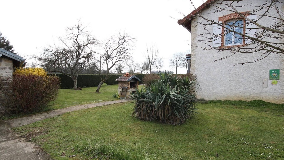 La Roche-Morey Cottage | Charming Country Cottage with Garden in Haute-Saône