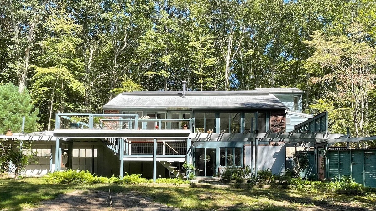 Clinton House | Charming country retreat. Minutes away from the beach. A perfect getaway!
