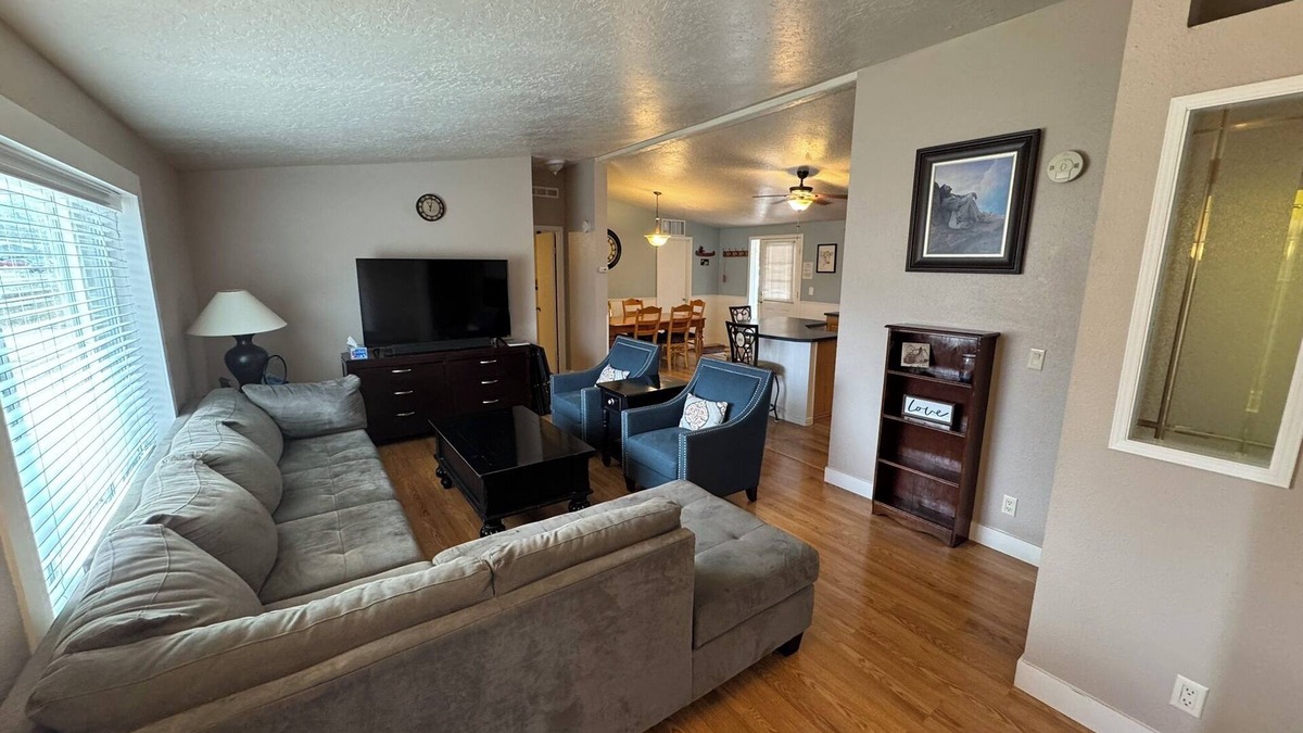 Enoch House | Charming Countryside, 3 bedroom, 2 bath home with plenty of parking.nn