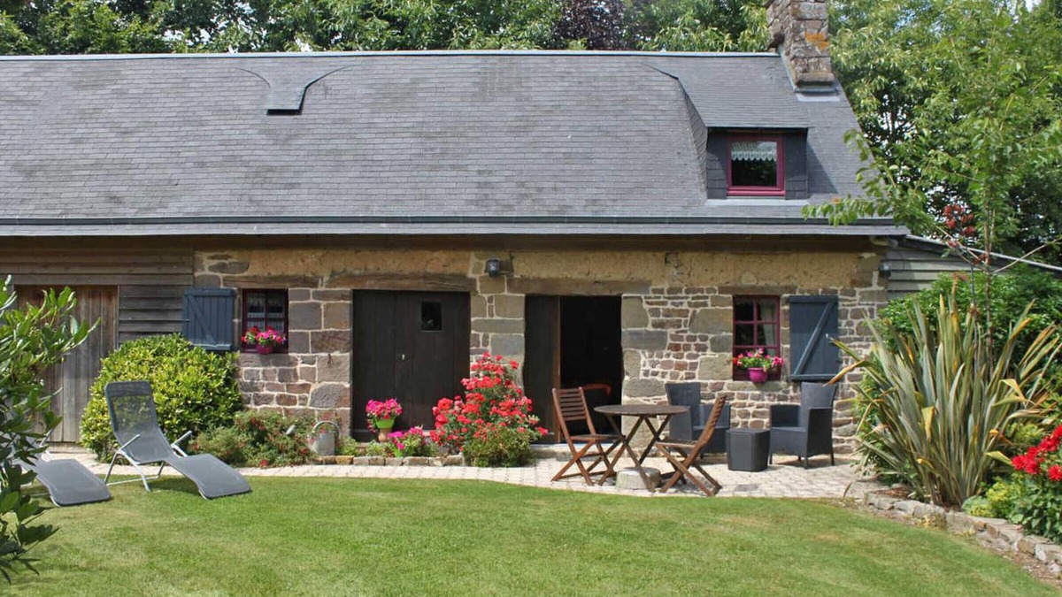 La Colombe Cottage | Charming Countryside Retreat with Garden, Fireplace, BBQ, and Modern Amenities