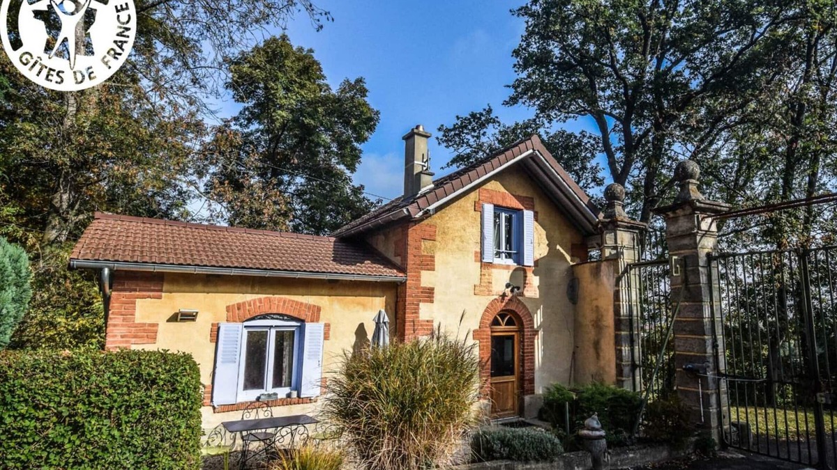 Montbrison Cottage | Charming Countryside Cottage with Lake Access, Fireplace & Modern Amenities