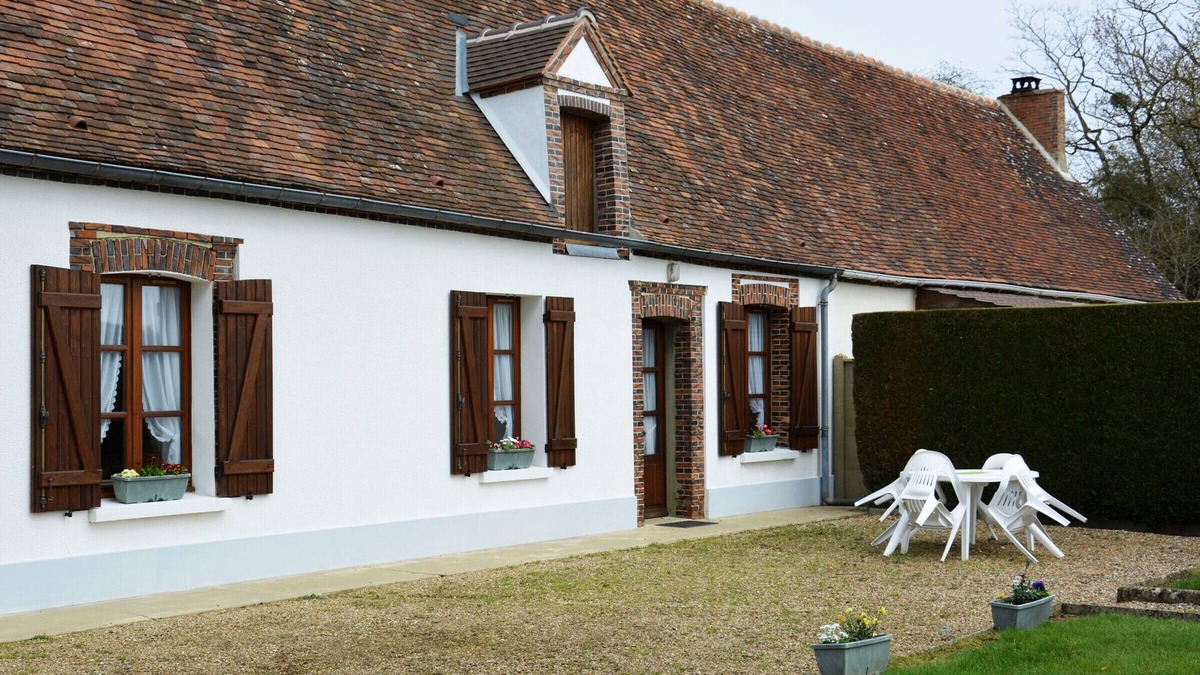 Meauce Cottage | "Charming Countryside Retreat: Cozy 2-BR Home with Garden, BBQ & Kids Play Area"