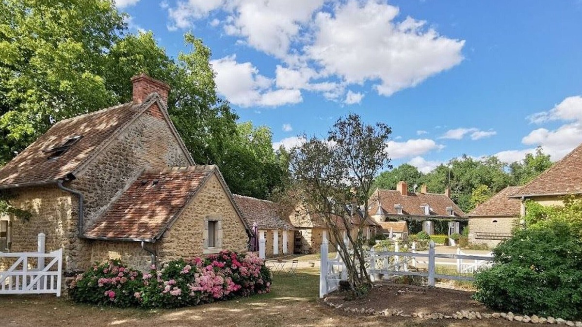 Maresche Cottage | Charming Countryside Retreat: Heated Pool, Tennis, Games Room - Near Le Mans