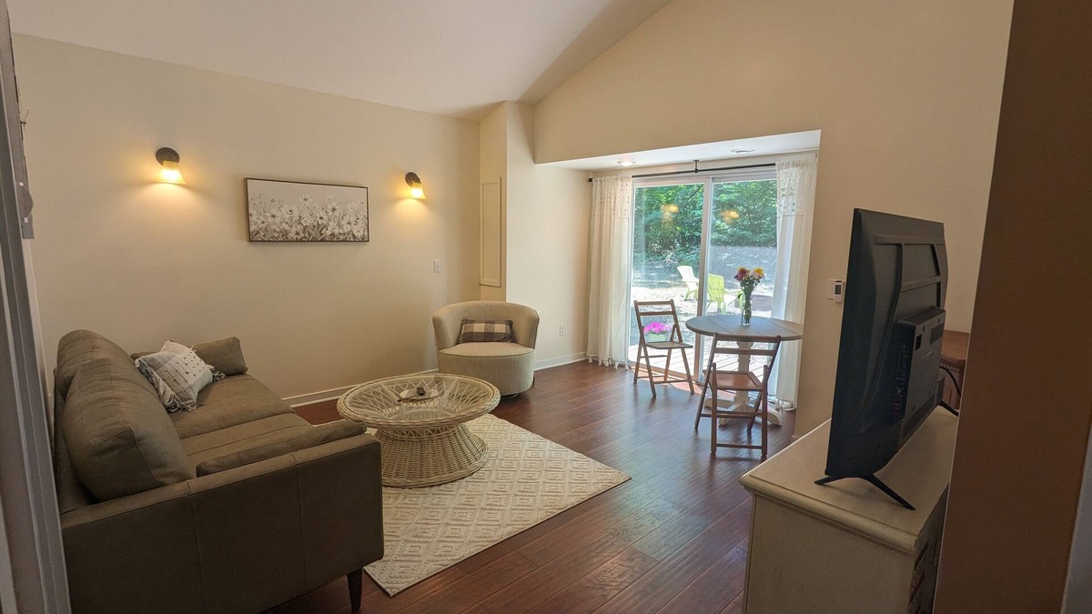 Shelby Cottage | Charming Couple's Cottage close to Lake Michigan, Silver lake, and Stoney Lake